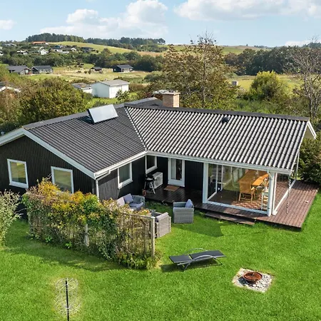 3 Bedroom In Holiday home