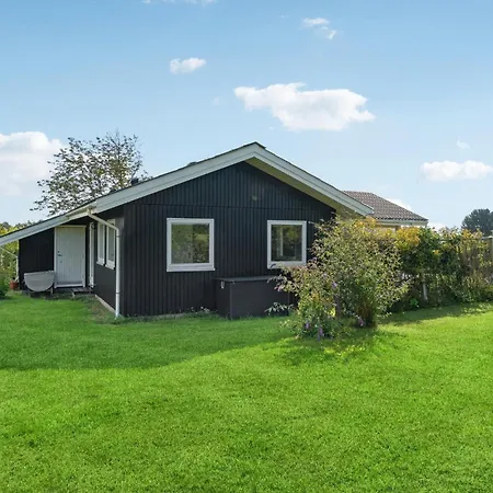 3 Bedroom Awesome In Holiday home *